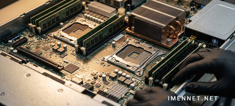 ماکرو و از نمای نزدیک از سوکت پردازنده سرور (CPU) و چیپست مادربرد سرور در حال سرویس توسط تکنسین